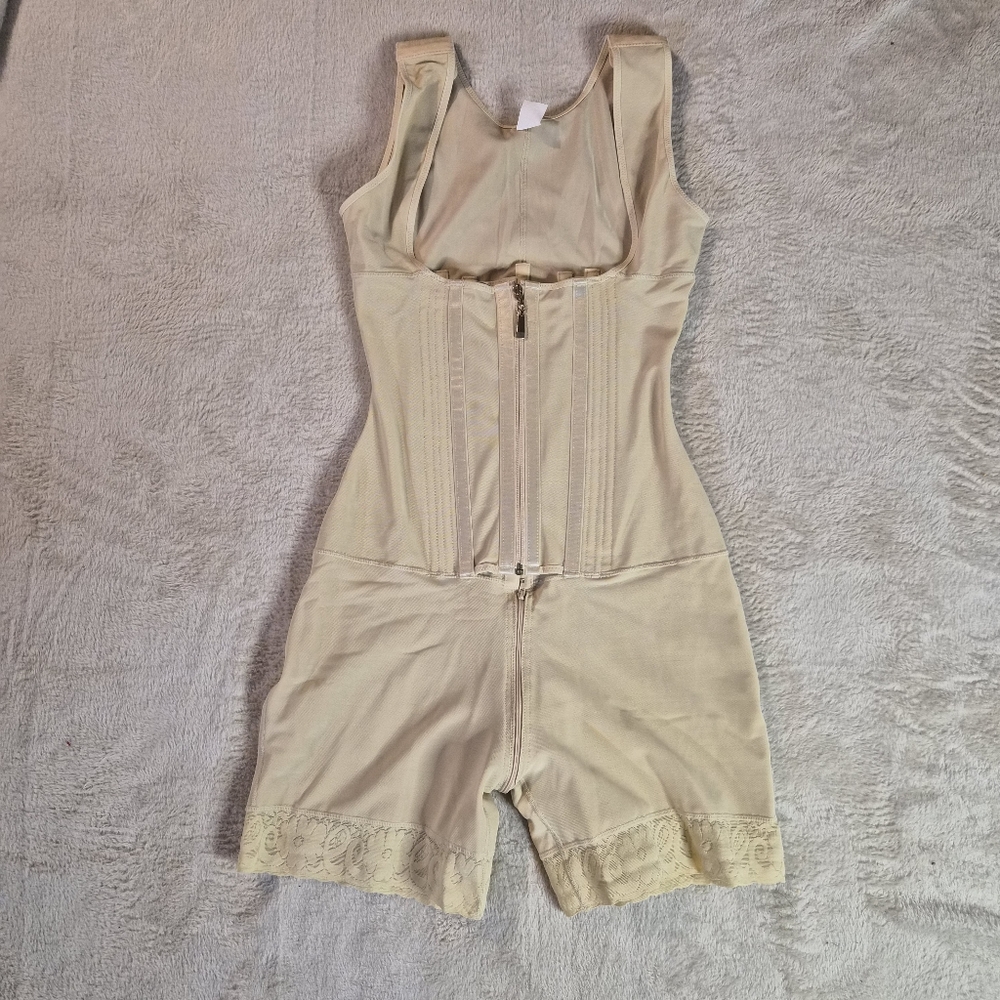 NWOT Womens Tiktok Shop Beige Shapewear Bodysuit Size XL.